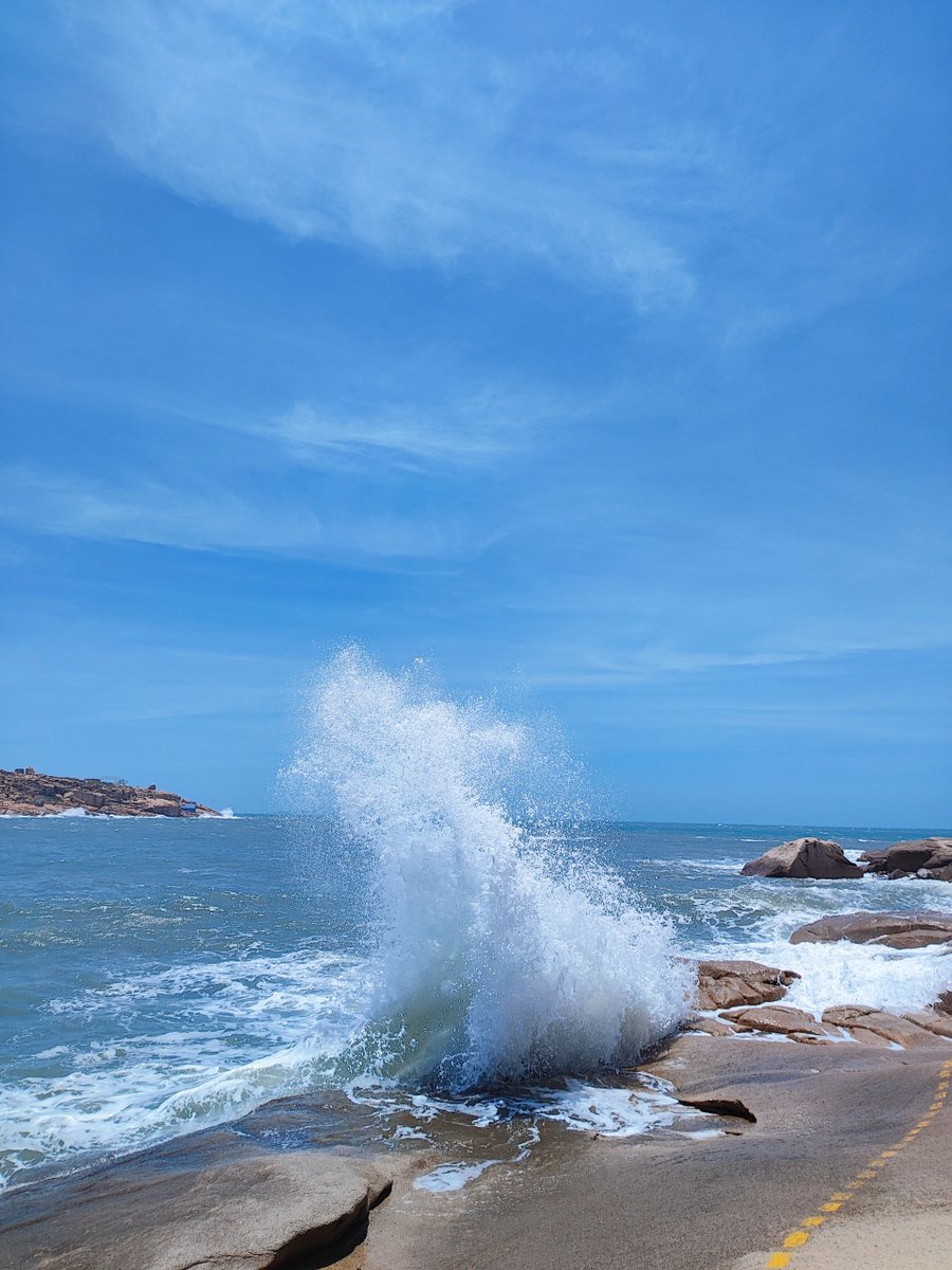 daversifier's tweet image. The sea is so beautiful too, let's see the waves of the sea #sea #waves #travel #hiking #hiking #exploration #adventure #enjoy #life #fun #beautiful #bluesky