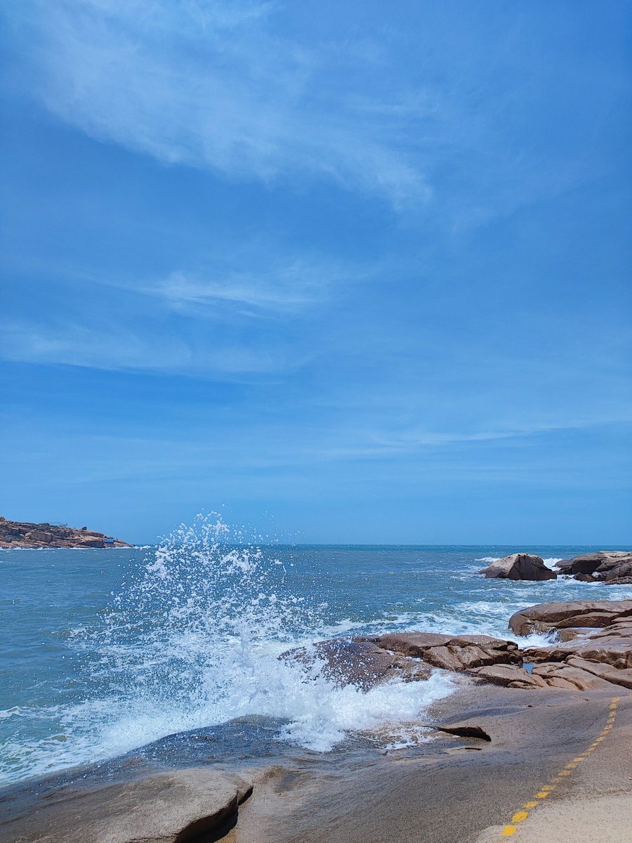 daversifier's tweet image. The sea is so beautiful too, let's see the waves of the sea #sea #waves #travel #hiking #hiking #exploration #adventure #enjoy #life #fun #beautiful #bluesky