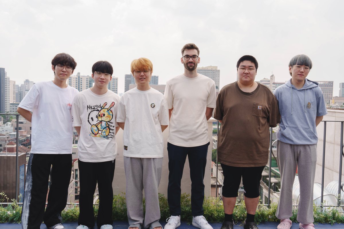 Infernal's tweet photo. It’s HIM 🐐

Welcome to Korea, @poko ! https://t.co/PhlsMQd0mQ