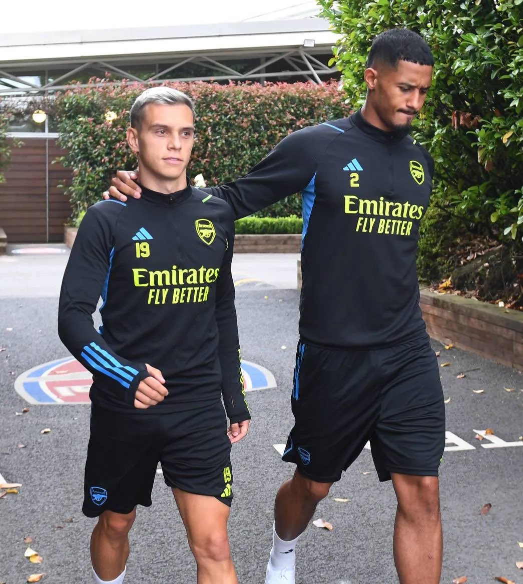 Trossard 🇧🇪 X Saliba 🇫🇷 walking out to #Arsenal training today 🥰