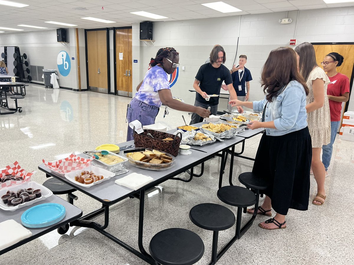 bellevuebaptist's tweet photo. Thank you @BMSOwls teachers! Y’all rock! We are so blessed to have such awesome people serving our community! https://t.co/ZeJMsh3GzY