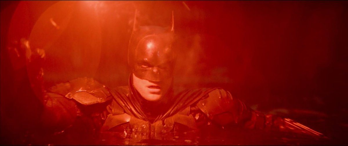 edsangui's tweet photo. Odeio quem resume o terceiro ato do filme THE BATMAN citando a "cena da moto"

Desde o início da trama acompanhamos a trajetória pessoal do morcego e sua imersão na contemplação de Gotham City, uma cidade sombria e sem vestígios de esperança.

Pouca experiência e acompanhado de traumas, observamos uma crescente narrativa psicológica do Bruce Wayne, seu amadurecimento transparece na mudança de objetivo, que antes era vingança, agora é esperança.

“Nossas cicatrizes podem nos destruir, mesmo depois da ferida estar curada. Mas também elas podem nos transformar, podem nos dar o poder de resistir e a força para lutar.” - The Batman (2022)