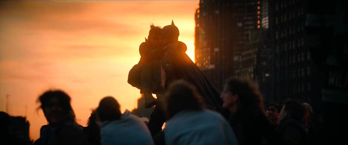 edsangui's tweet photo. Odeio quem resume o terceiro ato do filme THE BATMAN citando a "cena da moto"

Desde o início da trama acompanhamos a trajetória pessoal do morcego e sua imersão na contemplação de Gotham City, uma cidade sombria e sem vestígios de esperança.

Pouca experiência e acompanhado de traumas, observamos uma crescente narrativa psicológica do Bruce Wayne, seu amadurecimento transparece na mudança de objetivo, que antes era vingança, agora é esperança.

“Nossas cicatrizes podem nos destruir, mesmo depois da ferida estar curada. Mas também elas podem nos transformar, podem nos dar o poder de resistir e a força para lutar.” - The Batman (2022)