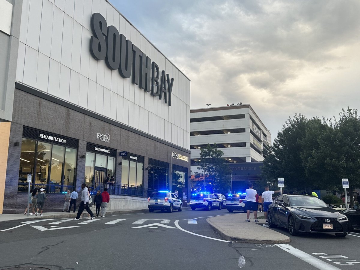 LiveBoston617's tweet photo. SOUTH BOSTON - At approximately 7:00 PM on Monday July 31, 2023, a routine patrol by officers assigned to District C-6 in South Boston escalated into a chaotic and dangerous situation, resulting in the arrest of six juvenile males from the Boston area.

https://t.co/9KJhQfCewY https://t.co/IBhQ2Ge3f3