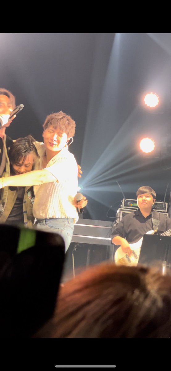 genchanlo's tweet photo. 最後はお顔が見えなくなる🤣💚💚
#MusiconxPerthD2
#KristPerawat https://t.co/2eXxhZ9e4H
