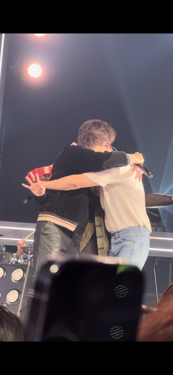 genchanlo's tweet photo. 最後はお顔が見えなくなる🤣💚💚
#MusiconxPerthD2
#KristPerawat https://t.co/2eXxhZ9e4H
