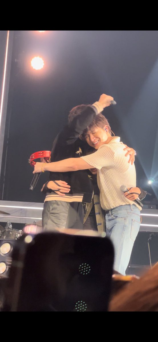 genchanlo's tweet photo. 最後はお顔が見えなくなる🤣💚💚
#MusiconxPerthD2
#KristPerawat https://t.co/2eXxhZ9e4H