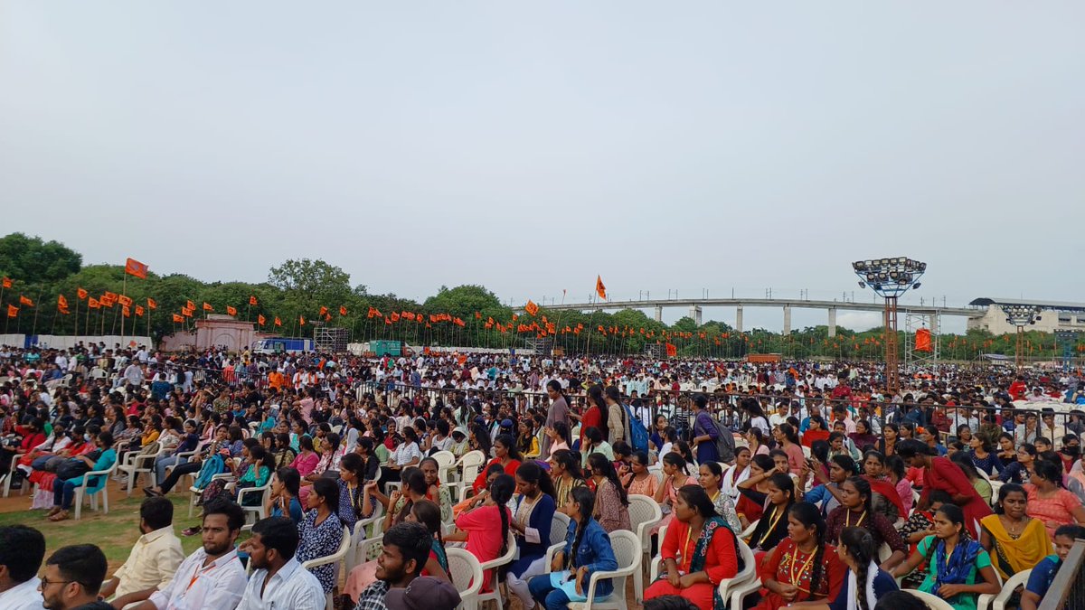 ABVPGujarat's tweet photo. ABVP Telangana Prant organized #KadanaBheri at Parade Ground, Hyderabad in which thousands of students from across Telangana raised their voice to enact the Fee Regulation Act, Implementation of #NEP2020, (1/3) https://t.co/faBFsN453P