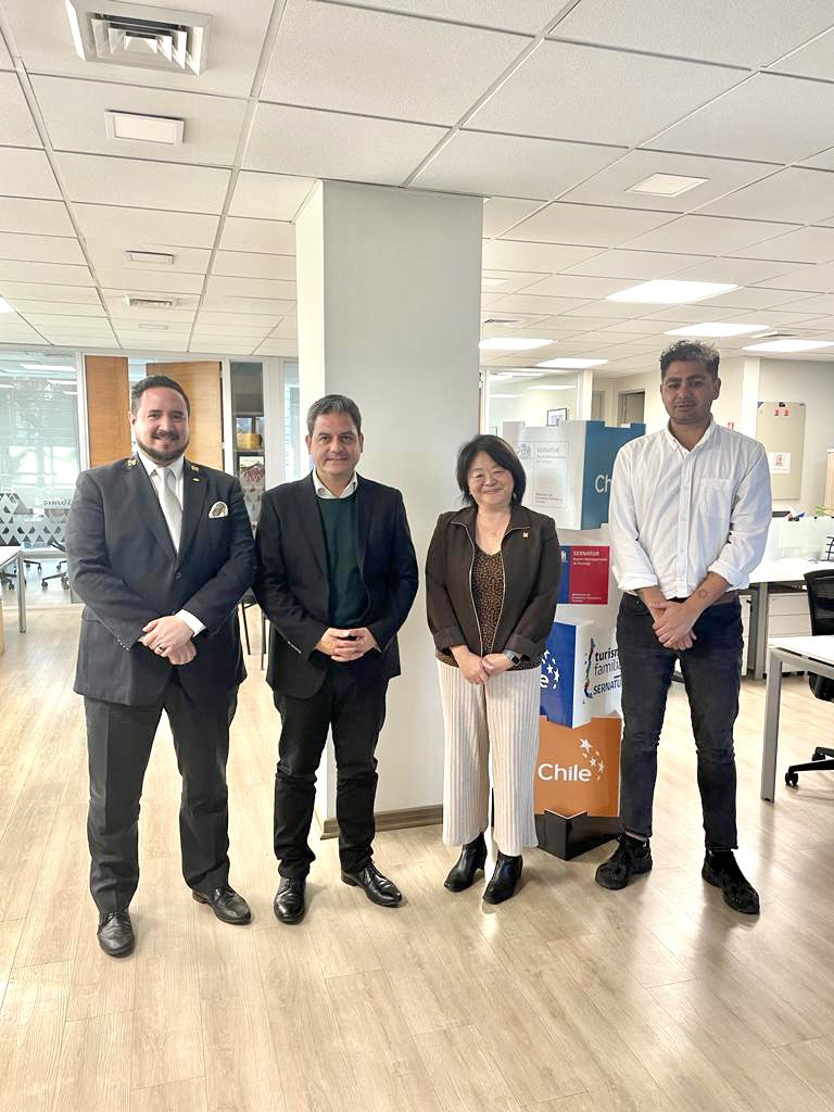 Sernatur_RM's tweet photo. Hoy nos juntamos en una reunión de trabajo y acercamiento con la directiva de @conciergechile en donde establecimos lineamientos de cooperación mutua en pos del desarrollo turístico de la región. #turismo #chile https://t.co/tPWpzqw6cz