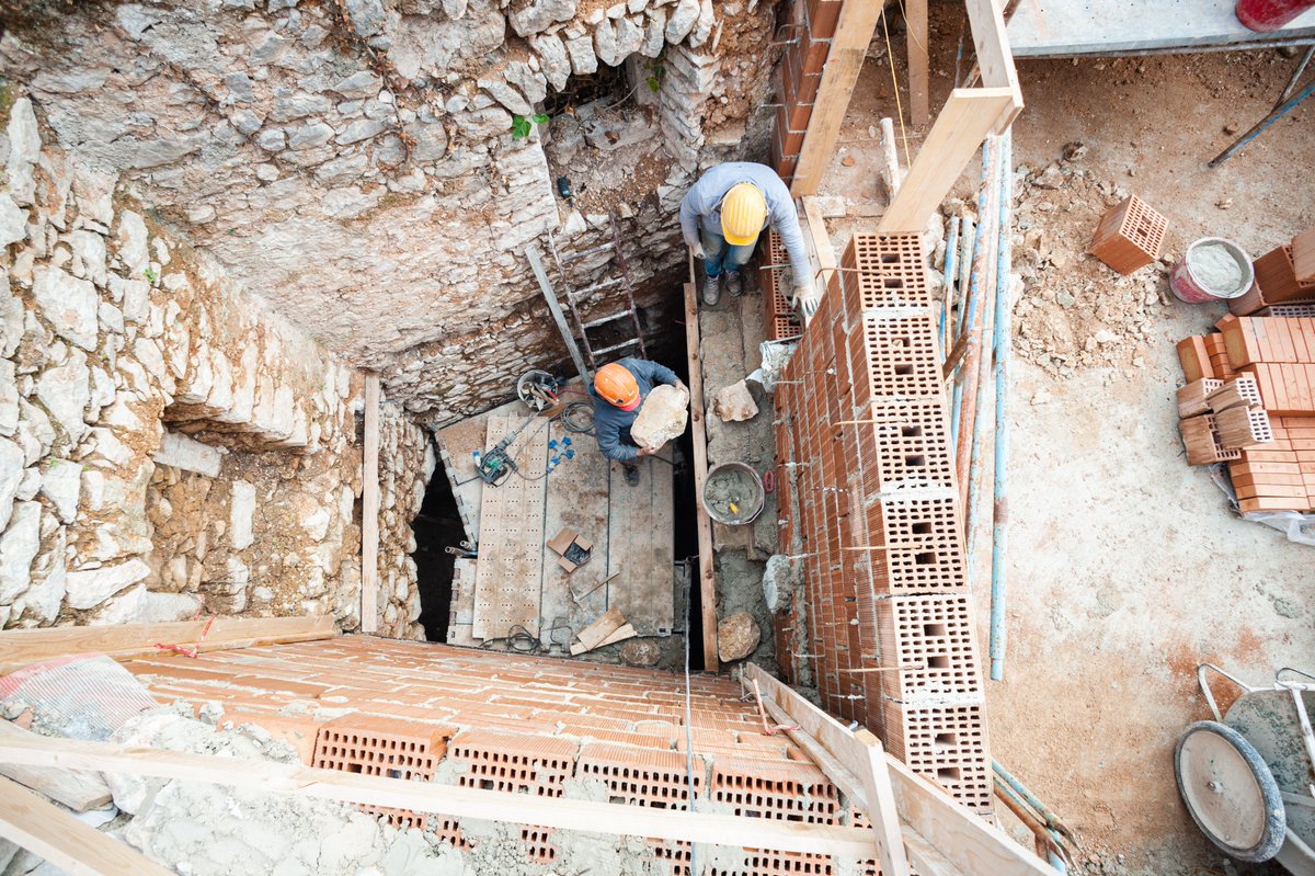 Work begins on Casa Giulianelli, the only building connected to Casa del Frantoio by an original 1766 footbridge. 

This mansion and Casa di Santo are the two largest buildings in the hamlet, but Casa Giulianelli enjoys unparalleled views. 

In the sequence of photos, workers are
