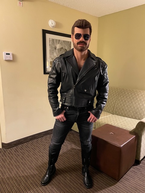 ManGuiseNOW's tweet image. What is hiding underneath that suit? #masking #masked #unmasking #leatherdaddy #leather