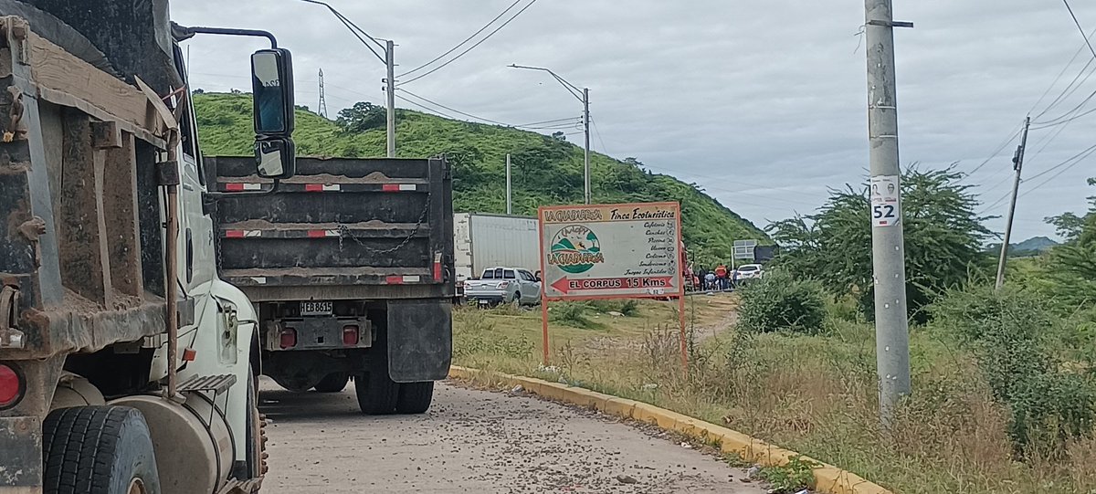 SandiaEB's tweet photo. Esperando pase la #huelga #Honduras para llegar a la Frontera, por gusto madrugamos 😡 https://t.co/FjlbLWDwrb