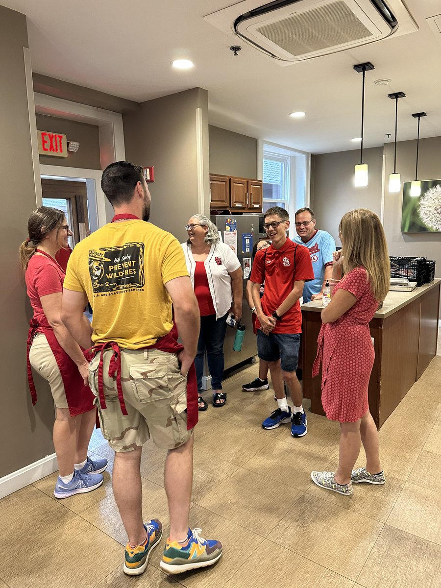 Off-day activities: Paul DeJong and Andrea DeJong, along with Polo Ascencio and Eileen Flaherty, spent the day yesterday cooking and serving meals for the families at @rmhcstl. The DeJong’s routinely partner here and made dinner for the families for the second consecutive year