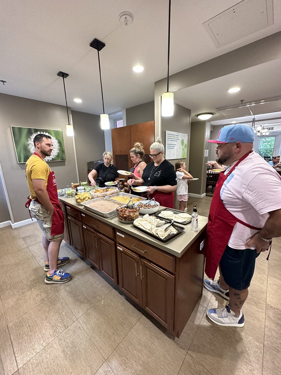 katiejwoo's tweet photo. Off-day activities: Paul DeJong and Andrea DeJong, along with Polo Ascencio and Eileen Flaherty, spent the day yesterday cooking and serving meals for the families at @rmhcstl. The DeJong’s routinely partner here and made dinner for the families for the second consecutive year https://t.co/YfFfax5ufe