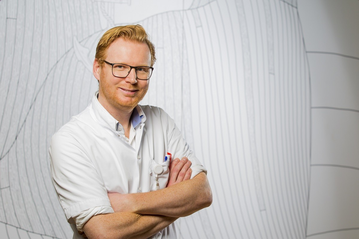 ZMC Neuroloog Ron van Oosterhout deed samen met collega’s van het OLVG en MC Heerlen onderzoek naar patiënten die veel lachgas gebruiken. “Lachgas is minder onschuldig dan mensen denken. Dat het zo verslavend kan zijn, is nieuw voor ons.” tinyurl.com/mrxs6rc2

#ZMC #lachgas