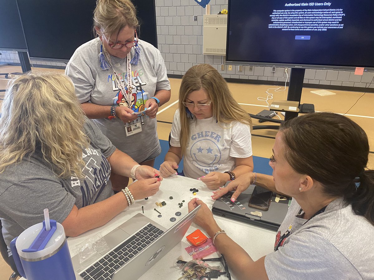 Kristinbevan1's tweet photo. T-Tess fun with legos! #MustangNation #Hildejoy #Hildehasheart #KleinELA https://t.co/bEbl4guf4w