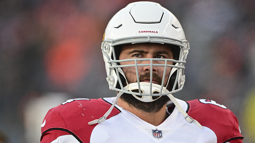 AroundTheNFL's tweet photo. Giants sign OL Sean Harlow after placing center J.C. Hassenauer (triceps) on injured reserve

https://t.co/1wqwCzxFFc https://t.co/3jR3DQZP9j