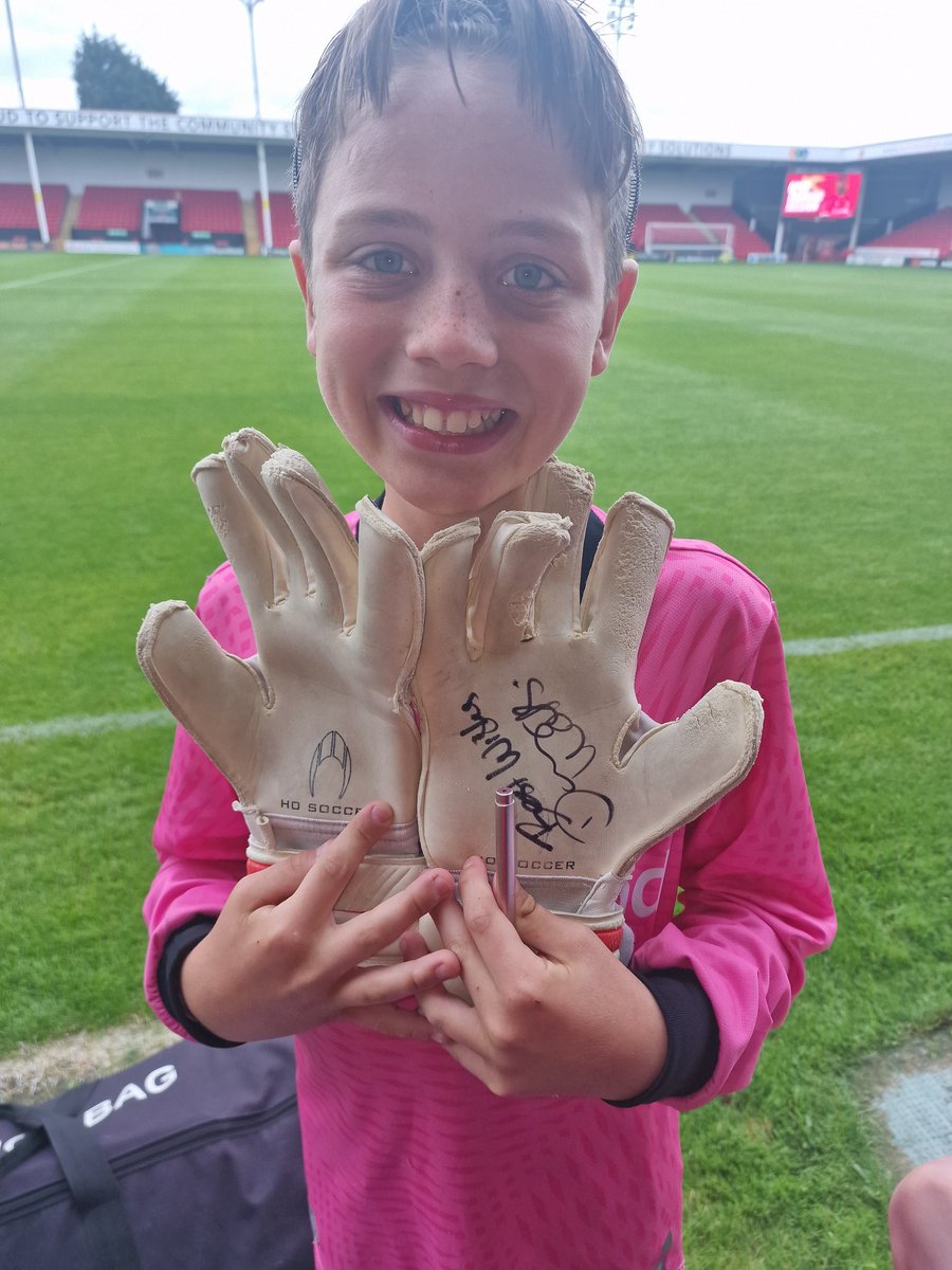 Cheers @DanWatson78 for the gloves. He's happy to have these to add to the collection.