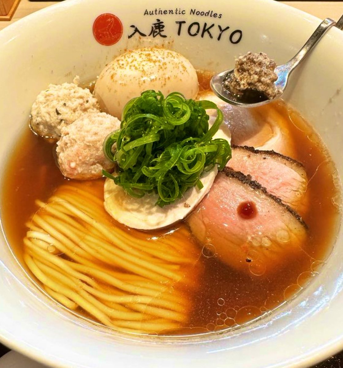 coco_gurume's tweet photo. 【入鹿TOKYO 六本木】
六本木駅徒歩3分

鶏、豚、海老、貝を使った4種スープの特製ポルチーニ醤油らぁ麺🍜
絶妙なバランスのスープはまろやかでとても上品✨
小麦の香りが心地良い細麺は歯切れが良く最高❤️
具材ひとつひとつもこだわり抜かれている極上の一杯です♪
＃グルメ ＃飯テロ ＃ラーメン https://t.co/6b7bWbleHl