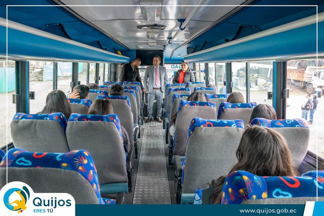 GADMQuijos's tweet photo. 🌟🎉 ¡Gran entusiasmo y alegría! 🚌👦 Nuestro alcalde Edison Cueva despidió a los niños hacia los talleres de supervivencia 🚑🏕️ impartidos por el GEMA. ¡Cursos vacacionales Quijos 2023! 🌳😄 

#AprendiendoDivirtiéndonos #QuijosEresTú

@PoliciaEcuador https://t.co/W4QNxZsnke