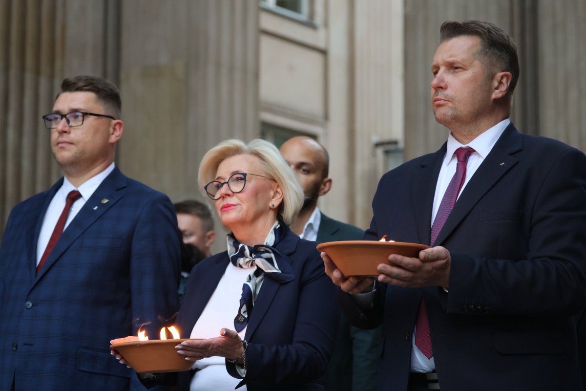 🇵🇱 79. rocznica wybuchu #PowstanieWarszawskie godzina 'W' przed gmachem Ministerstwa Edukacji i Nauki w al. Szucha 25. 

Wspólnie z kierownictwem #MEiN oraz pracownikami oddaliśmy hołd Bohaterom! 

✝ Cześć Ich Pamięci!