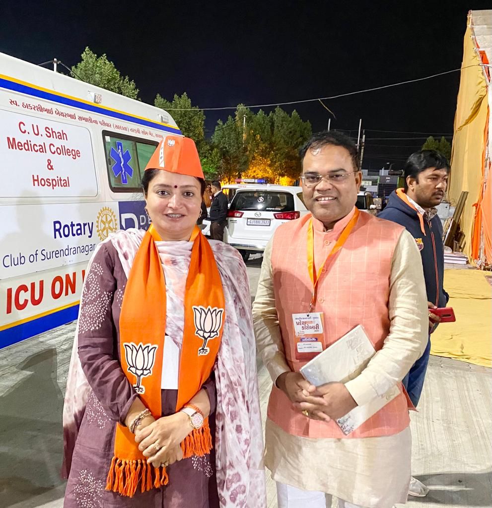 PoonambenMaadam's tweet photo. લાખો કાર્યકર્તાઓના પ્રેરણાસ્ત્રોત અને કુશળ સંગઠનકર્તા, @BJP4Gujarat ના આદરણીય સંગઠન મહા���ંત્રી શ્રી @ratnakar273  જીને પદ પર સફળત્તમ 2 વર્ષ પૂર્ણ કરવા બદલ હાર્દિક અભિનંદન સાથે જ ખૂબ જ સ્વસ્થ, સુખી અને સમૃદ્ધ, ઉજ્જવળ ભવિષ્યની શુભકામનાઓ. https://t.co/PeFKyVIcit