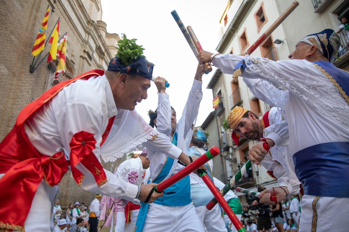 Huescaturismo's tweet photo. ¡Las fiestas de Huesca ya están aqu��! 🤍💚

Del 9 al 15 de agosto celebramos las fiestas de San Lorenzo🥳

La ciudad se tiñe de blanco y verde, y los balcones se llenan de albahaca, la planta que representa estos días festivos🪴

🌐https://t.co/6zHktzNAkp

#huesca #sanlorenzo2023 https://t.co/zeCQjpEf4p