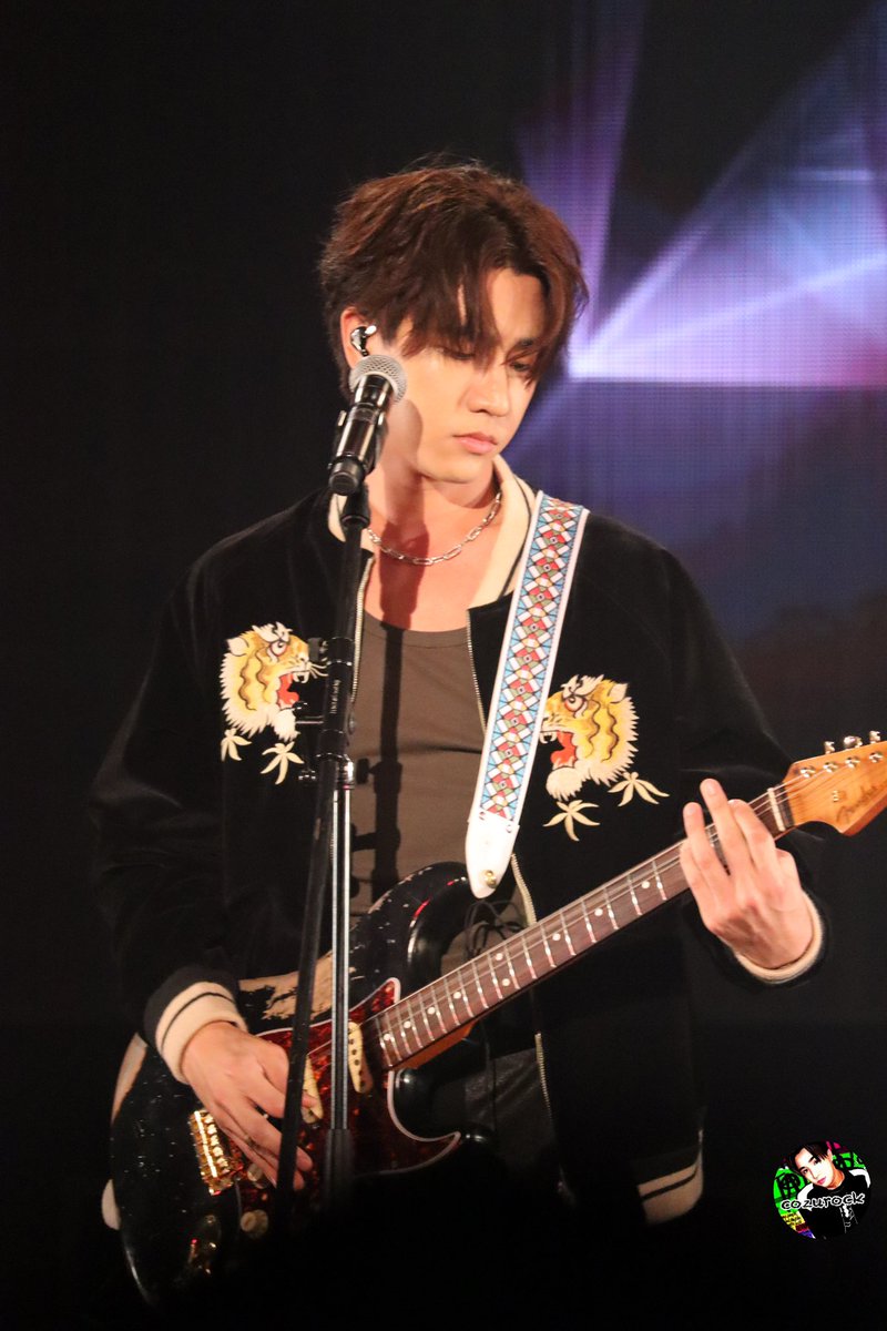 sakuchanrock's tweet photo. このギターはとってもいい子🔥
色々な弾き方で塗装も剥げて、色々な音で叫び、泣いてきたんだろうね🎸
深くて優しい響きがする🤘🏻🔥
#MusiconxPerthD2
#GMMTVMUSICONDAY2
#GMMTVMUSICONxTOKYOxPERTH
@perthppe https://t.co/PWMIIrPgzN