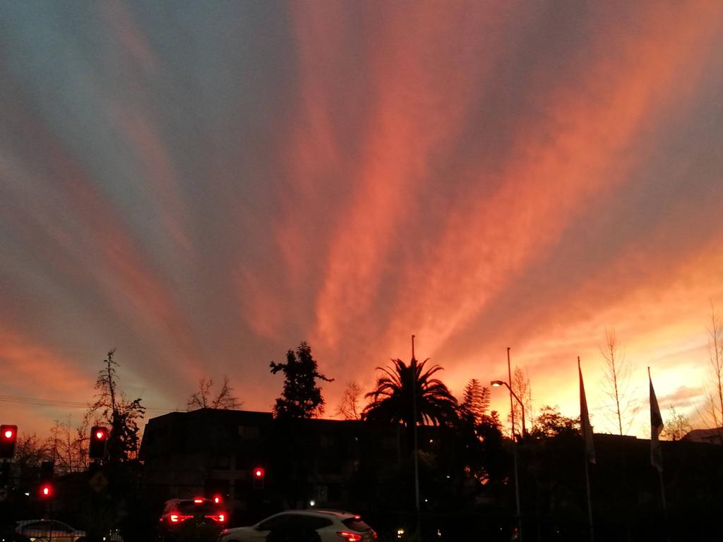 Hermoso atardecer en Santiago, captado en Padre Hurtado frente al mall Alto las Condes