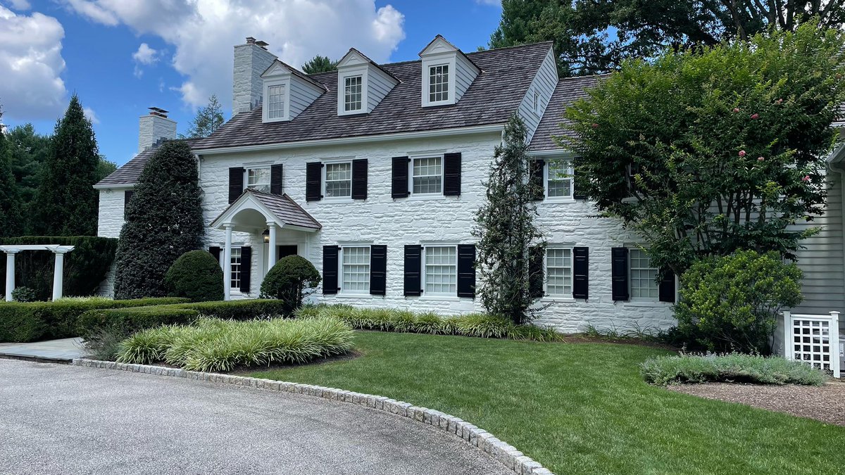 johnbennerco's tweet photo. The exterior is just as important as the interior. 😍
.
#johnbennercompany #bennercompany #painting #drywall #wallpaper #wallcovering #paperhanging #familybusiness #since1889 #finepaintsofeurope #exteriorpainting #residentialpainting #mainline #mainlinepa https://t.co/tvMa4Q4zEI