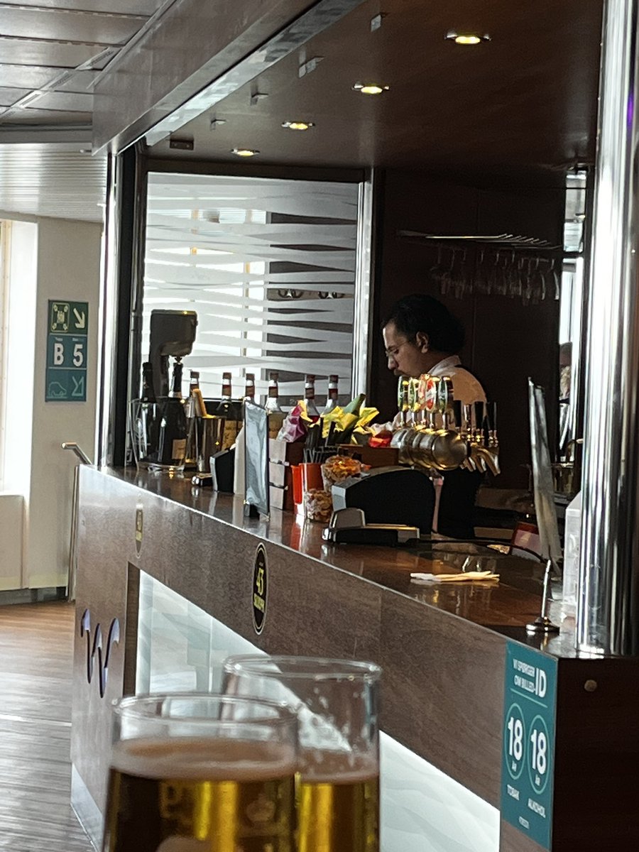 Swedforce's tweet photo. Avd gör ej!… beställ 15 olika drinkar i baren på Aurora på en tur som tar 20 min?… killen var beundrandsvärd! Men fick noll dricks?: #forsea https://t.co/SLrT7qteVj