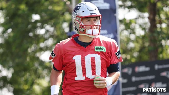 Savageboston's tweet photo. Everyone knows Mac Jones is the starting quarterback for the New England Patriots.  

Bill Belichick knows Mac Jones is the starting quarterback 

Bailey Zappe knows Mac Jones is the starting quarterback 

There is no QB competition. https://t.co/EOzBvxgheG