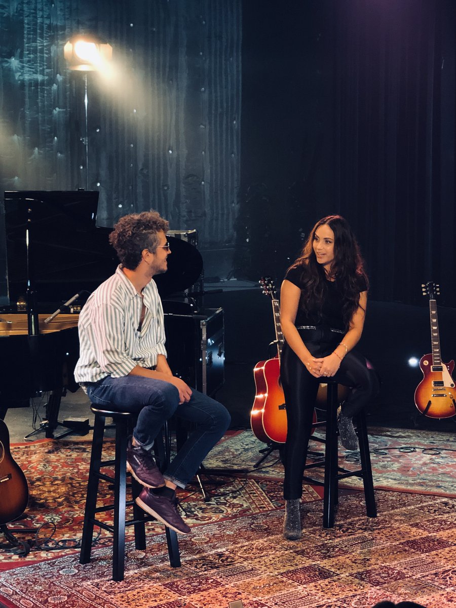 ATinyAudience's tweet photo. 🎵 ¿Sabías que @vicentegarciag no solo dejó un gran recuerdo en #ATinyAudience por su mágica forma de cantar, sino también por su particular forma de tocar la guitarra? 🎸 Si aún no has visto su episodio, encuéntralo en nuestra primera temporada por #HBOMax y #DirectTvGo 📺🎶 https://t.co/EuFfQLoKMk