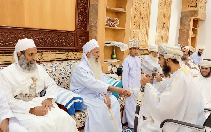Hmalsawafi's tweet photo. عقد قران يعقوب بن يوسف الوضاحي 
في مجلس #شيخنا_الصوافي حفظه الله

بارك الله للزوجين وبارك عليهما وجمعهما في خير، نسأل الله لهما السعة والدعة والألفة الجامعة والذرية الطيبة الصالحة https://t.co/VzvRkjVBcB
