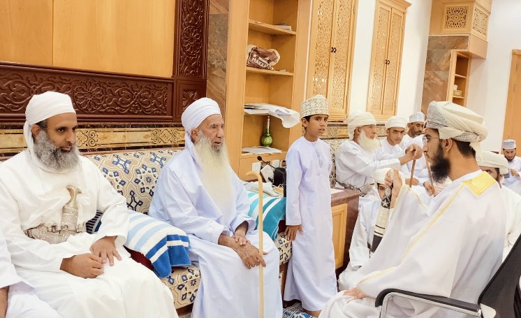Hmalsawafi's tweet photo. عقد قران يعقوب بن يوسف الوضاحي 
في مجلس #شيخنا_الصوافي حفظه الله

بارك الله للزوجين وبارك عليهما وجمعهما في خير، نسأل الله لهما السعة والدعة والألفة الجامعة والذرية الطيبة الصالحة https://t.co/VzvRkjVBcB