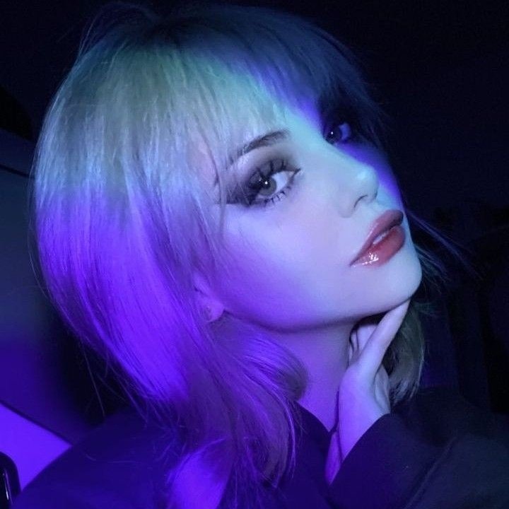 ▪︎ 𝗙𝗜𝗖𝗛𝗔 :
Personagen: Kaya Braus
Idade: 20
Profissão: bailarina e fotografa 
Sexualidade: bissexual 
User: @kayafleurs