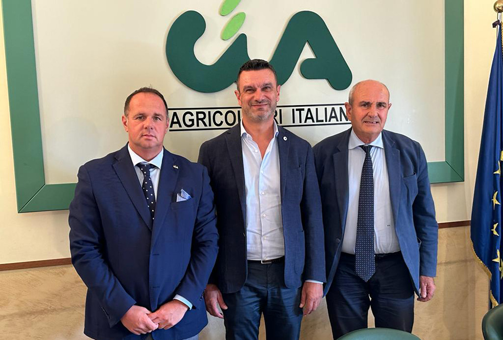 Cia_Agricoltura's tweet photo. In #Cia l'incontro con il Commissario alla #PSA #VincenzoCaputo 🇮🇹🐷🆘
Risorse per implementare la #biosicurezza e una drastica riduzione degli #ungulati, tra le richieste del presidente #Fini e dal referente #faunaselvatica #Carenini🧑‍🌾🐗❌
Leggi tutto👉https://t.co/wAOAkkpXDD https://t.co/R2yFt90OYG