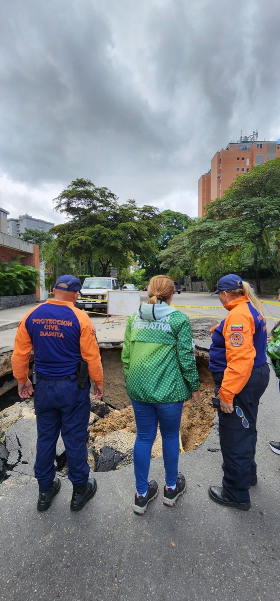 darwingonzalezp's tweet photo. ¡Baruteños! Nuestro equipo de la @AlcaldiaBaruta se encuentra en la Av. José Maria Vargas, a la altura de Res. Santa Fe y en las próximas horas se hará un cierre preventivo con una ruta alterna para los vecinos de la zona. https://t.co/GHlVuNa8rU