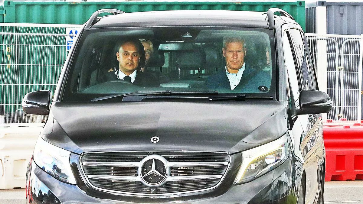 CantonasCoIIar's tweet photo. Hojlund arriving at Carrington! https://t.co/VZLPZzvUF9