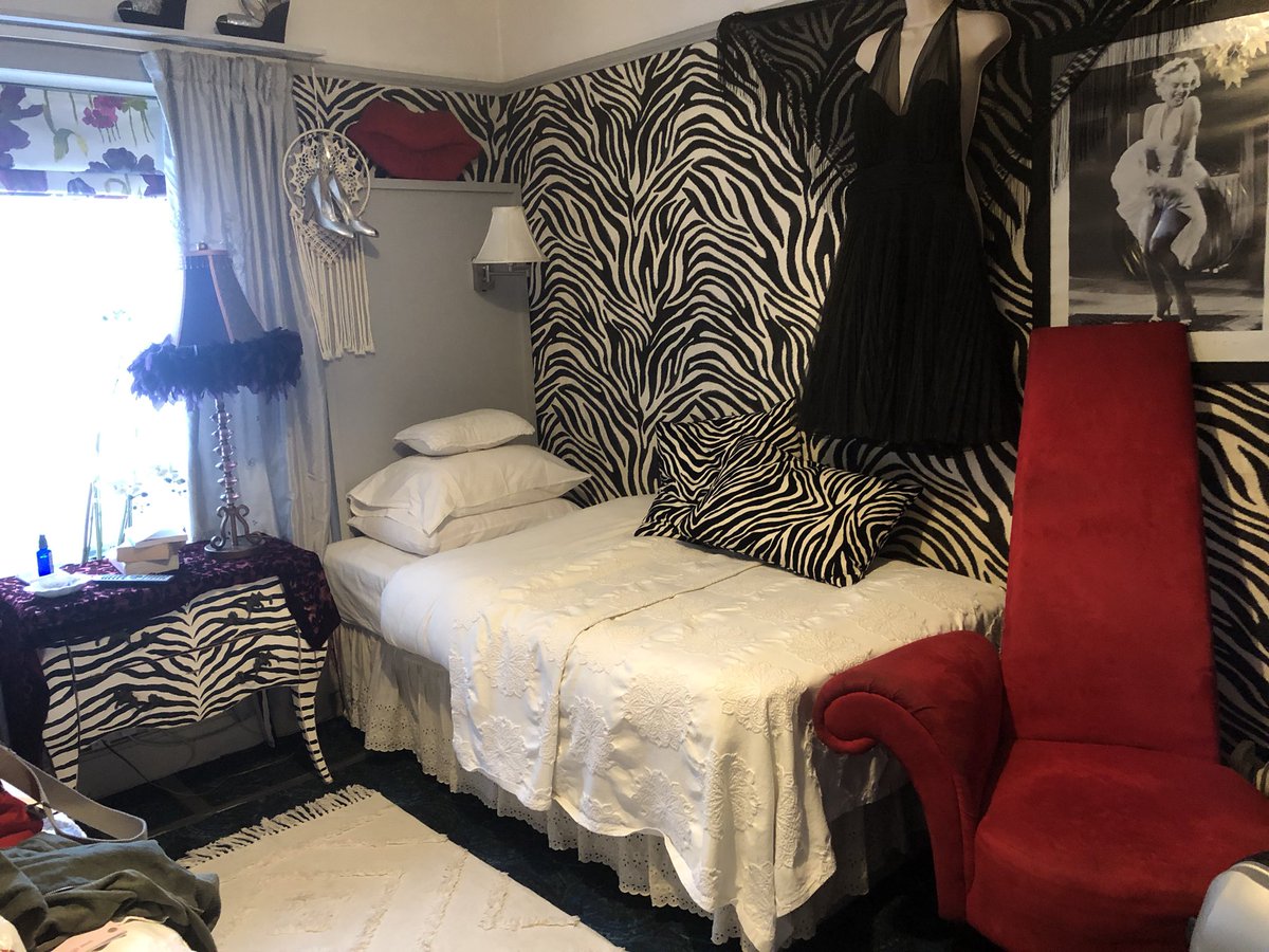 Arrived in Skibbereen &amp; in Ireland’s campest &amp; most glorious BnB to rehearse for tomorrow night @skibbartsfest at 6. If the River is Hidden. With Niamh Varian Barry. 
<a href="/SkibbereenIRL/">Skibbereen</a> 
<a href="/theskibeagle/">The Skibbereen Eagle - Орел Скібберін</a> 
<a href="/skibbheritage/">Skibbereen Heritage</a>