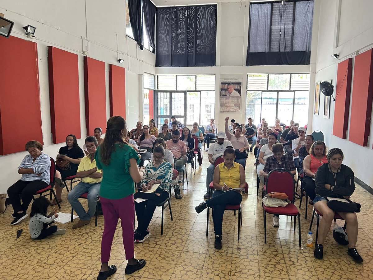 CCManizales's tweet photo. 👉🏻Estuvimos en Viterbo capacitando los emprendedores y empresarios con el taller de ventas efectivas y tips de participación en ferias comerciales con el fin de prepararse para las ferias empresariales del municipio 🎊 https://t.co/TnZ4xS34hm