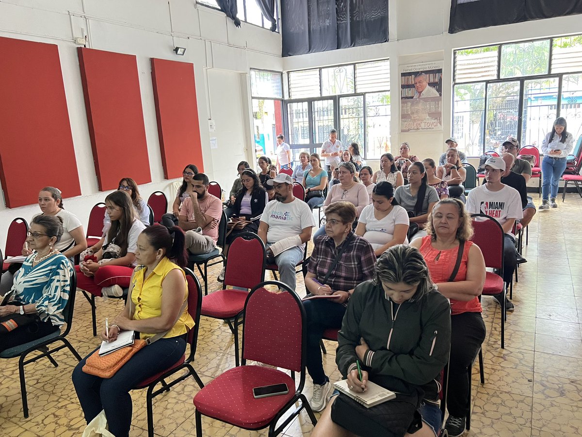 CCManizales's tweet photo. 👉🏻Estuvimos en Viterbo capacitando los emprendedores y empresarios con el taller de ventas efectivas y tips de participación en ferias comerciales con el fin de prepararse para las ferias empresariales del municipio 🎊 https://t.co/TnZ4xS34hm