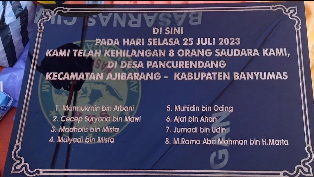 Nama 8 Penambang asal Bogor di Banyumas diabadikan dalam prasasti.

Alfatihah 🥀