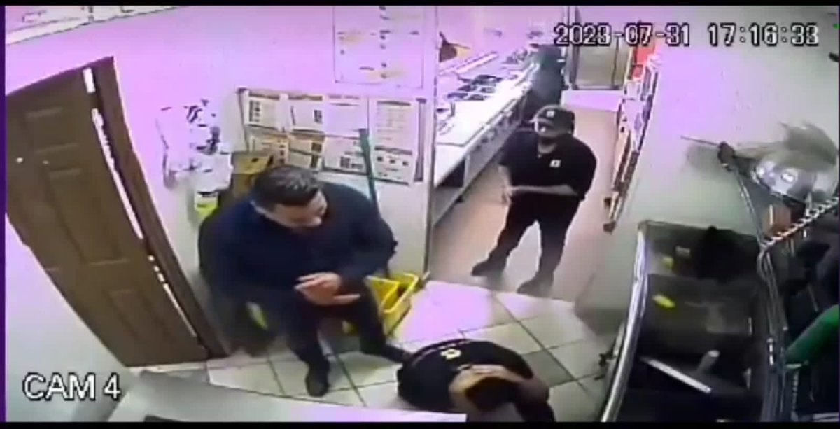 laroja_mx's tweet photo. #LaRoja #SLP #HDSPM

INICIAN CARPETA DE INVESTIGACIÓN PARA DETENER AL AGRESOR DE JOVEN DE SUBWAY.

La Fiscalía General del Estado de San Luis Potosí (FGESLP) informa sobre los hechos ocurridos el lunes 31 de julio en un restaurante de cadena comercial, donde un empleado menor de edad fue víctima de un ataque violento por parte de un sujeto.

Agentes del Ministerio Público tomaron conocimiento de la agresión que sufrió el joven de 15 años de edad, en un establecimiento ubicado en las calles de Rutilo Torres y Amatista, donde derivado del ataque resultó con heridas de consideración que requirieron internamiento médico. 

La Fiscalía potosina detalló que inició la investigación de manera oficiosa por la difusión de un video donde se muestra al agresor cometiendo los citados actos violentos; y horas más tarde se recibió la denuncia por parte de los familiares de la víctima.

Al momento el joven se encuentra estable, pero resiente fracturas en nariz y pómulo; y está recibiendo la atención correspondiente, y esperando a que se realice la atención correspondiente.

La Fiscalía de San Luis Potosí precisó, por último, que este caso se aclarará a plenitud y que el supuesto agresor no quedará impune, al tiempo que se buscará la reparación del daño y las garantías de seguridad para la víctima.