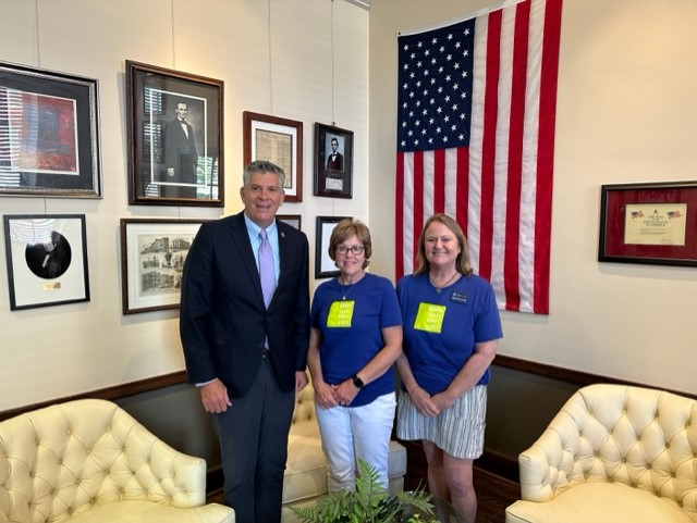 NMDP_advocacy's tweet photo. A big thank you to @RepLaHood  for meeting with two of our @BTMPublicPolicy  advocates today about the Life Saving Leave Act. A national and uniform policy will allow more potential donors to say “yes!” and help save more lives without risking their jobs. #ProtectDonorJobs https://t.co/IZdbwviKv1