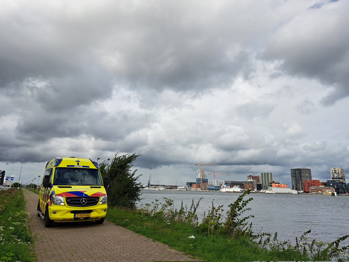 Vandaag een "train de trainer" @AmbuAmsterdam. Een collega docent inwerken op bepaalde thema's van een rijopleiding. In dit geval "glijdend vervoer" van en naar lastige adressen in en rond Amsterdam. #rijtraining #ambulance #ambulancechauffeur #ambulancezorg