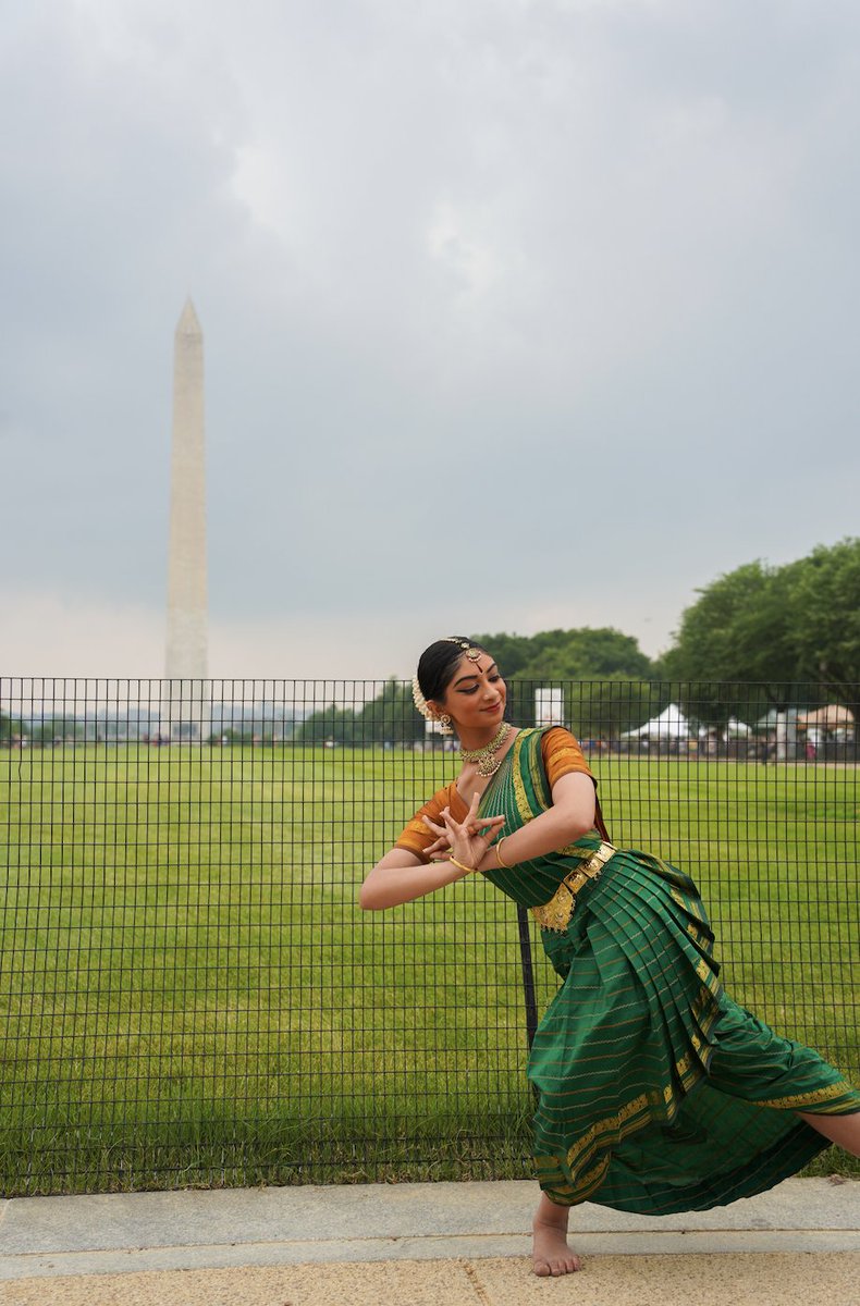 SmithsonianFolk's tweet photo. This year's #CreativeEncounters program by the numbers:

7 altars built 🕊️ 
21 cooking workshops 🥘 
68 performances of music, dance, stories 📖 
92 musical instruments used 🎵 
900 seed balls made with Battlefield Farms 🌿 
1000 cups of herbal tea made at Botanica del Barrio 🍵 https://t.co/93aBE6aIi6