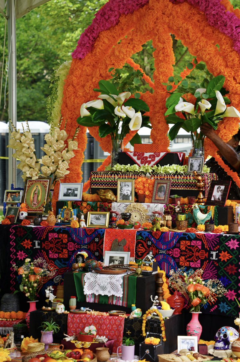 SmithsonianFolk's tweet photo. This year's #CreativeEncounters program by the numbers:

7 altars built 🕊️ 
21 cooking workshops 🥘 
68 performances of music, dance, stories 📖 
92 musical instruments used 🎵 
900 seed balls made with Battlefield Farms 🌿 
1000 cups of herbal tea made at Botanica del Barrio 🍵 https://t.co/93aBE6aIi6
