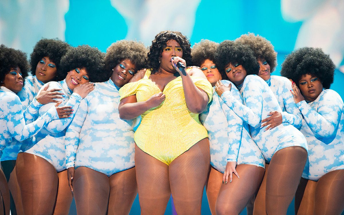 fedeebongiorno's tweet photo. 🗞️ Tres ex bailarines de Lizzo la denunciaron por acoso sexual y por crear un ambiente laboral hostil

También la acusan de presionarlos a que toquen a una stripper, y de hacerlos pasar por audiciones “horrorosas” luego de acusarlos falsamente de beber en horario laboral https://t.co/zQTBHOywh9