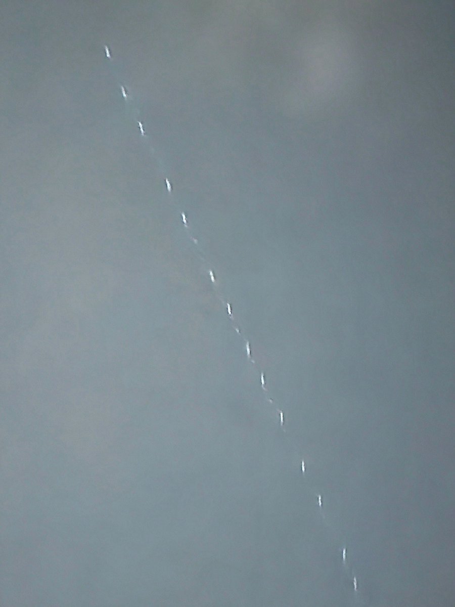 Yarkahn's tweet photo. Starlink train in the sky's above peshawar #IgnoreTheLightPollution https://t.co/kxPyt6HDjz